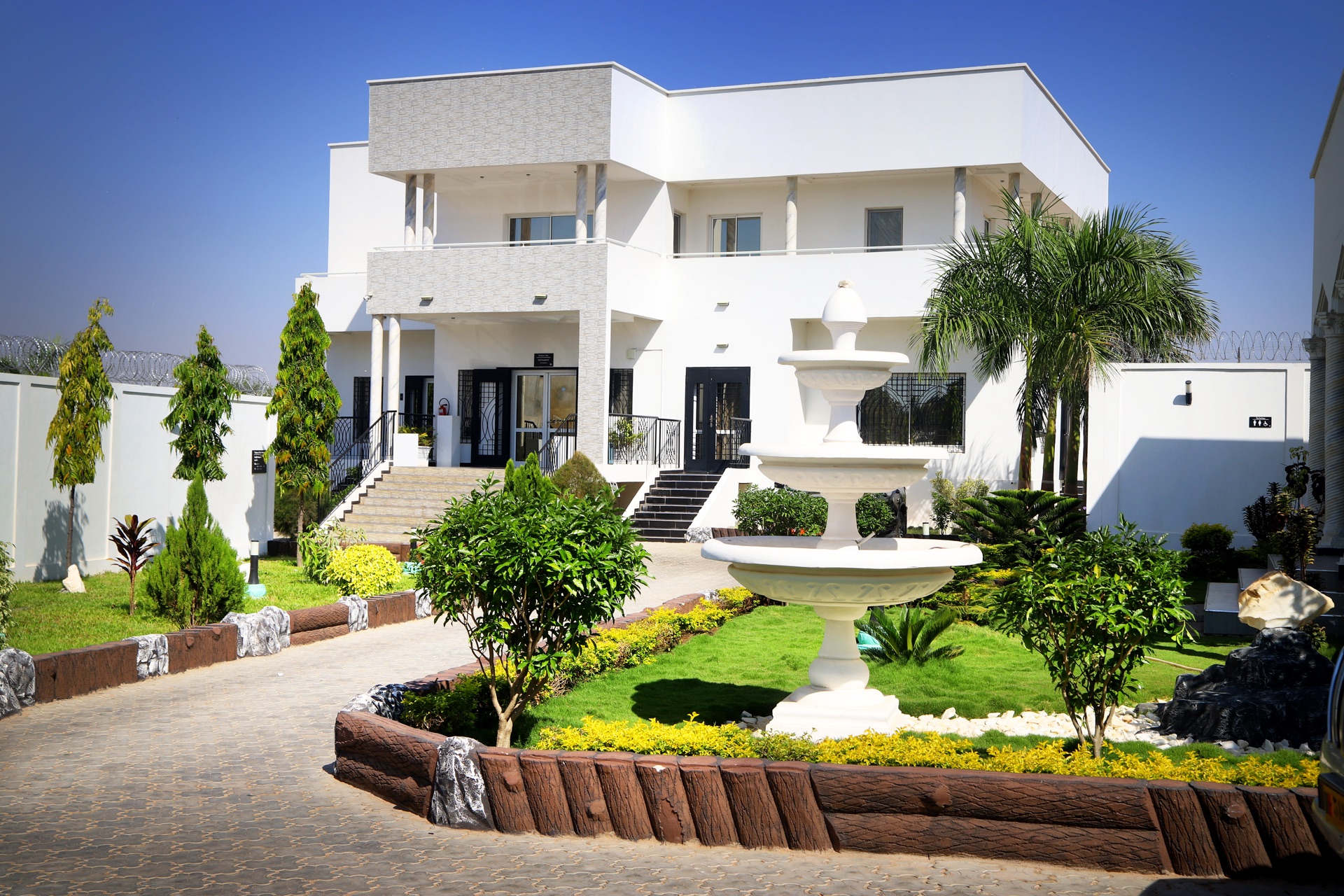 Jardins et fontaine du Shalom City Hotel